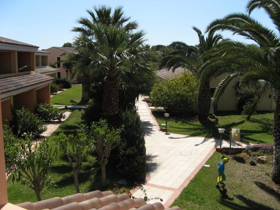 Zweistöckige Gebäude in der Gartenanlage Tirreno Resort