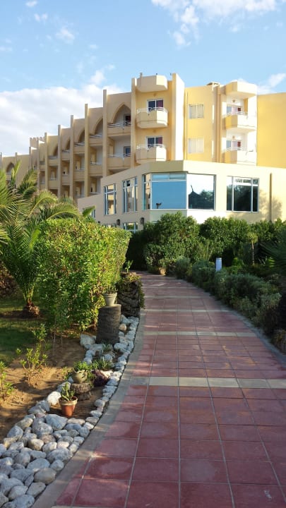 Blick vom strand zum hotel Skanes Serail Aquapark