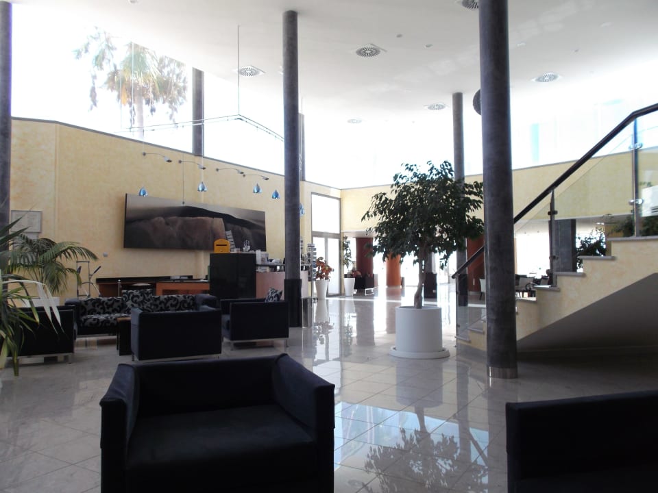 Gemütliche Eingangshalle unterhalb des Einganges Hotel Las Costas