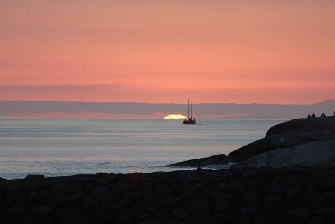 Sonnenuntergang am Strand Playa Olid Suites & Apartments