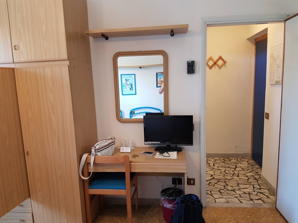 Pokój - TV i szafy Hotel Venezia Marina di Pietrasanta
