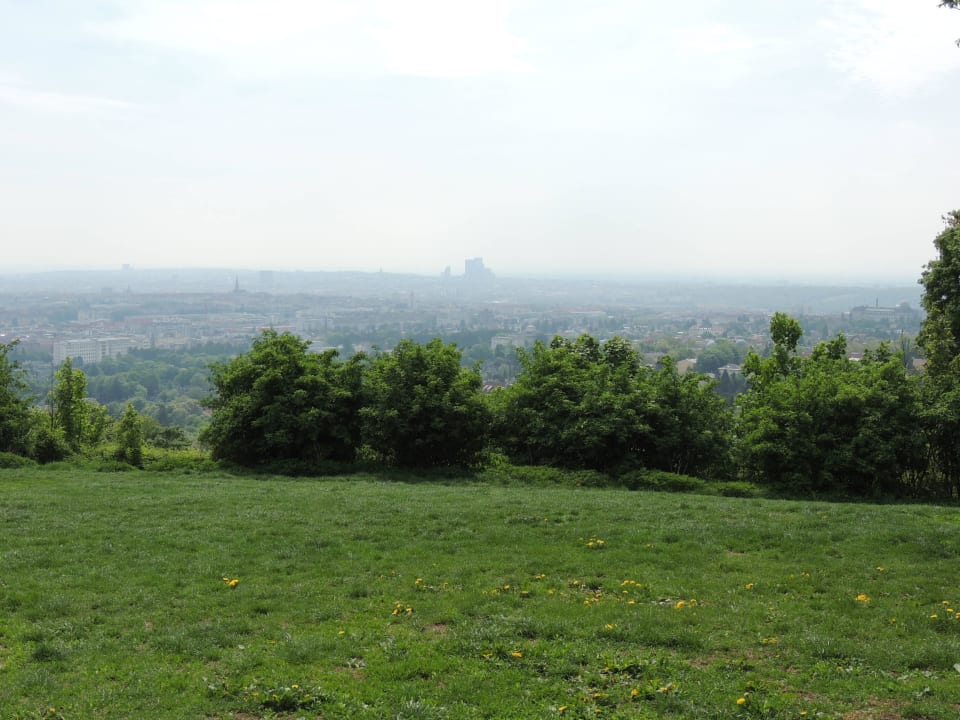 Garten und Blick auf Wien Austria Trend Hotel Schloss Wilhelminenberg
