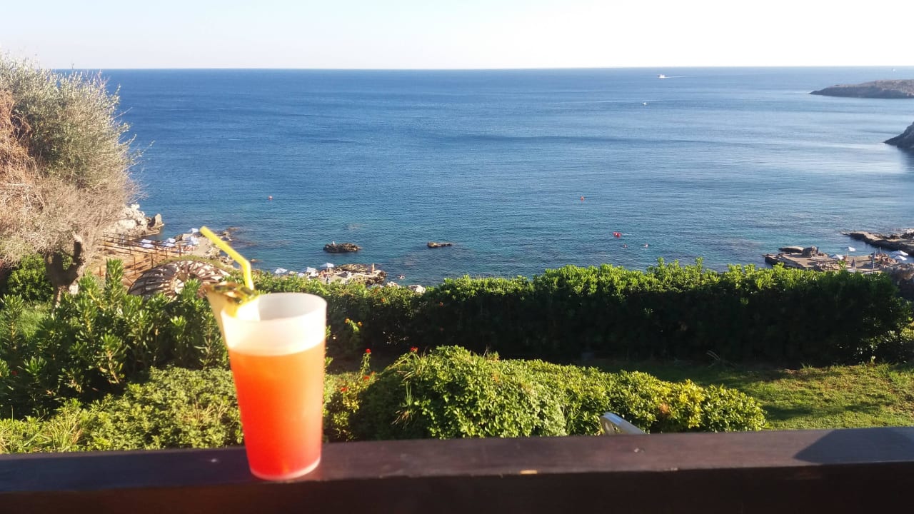 Blick von der Poolanlage Mythos zum Meer Hotel Kalithea Horizon Royal