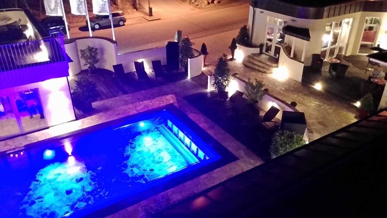 Außenpool bei Nacht LIFESTYLE Resort Zum Kurfürsten