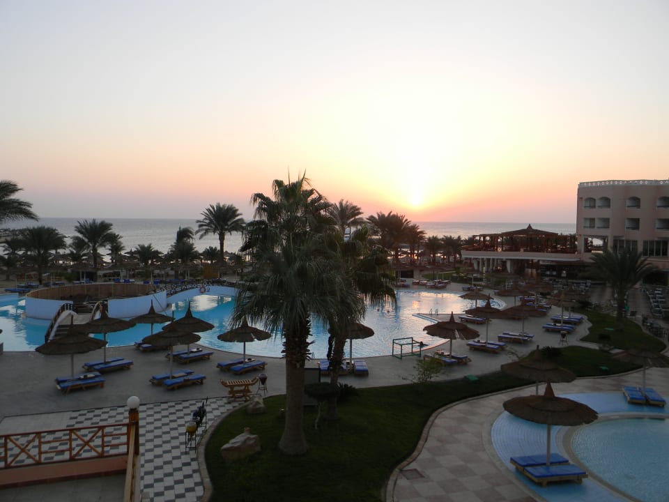 Раннее утро Beach Albatros Resort
