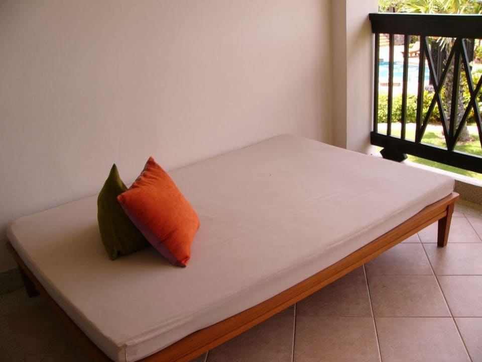 Relaxliege auf unserem Balkon Bandara Spa Resort & Pool Villas, Samui