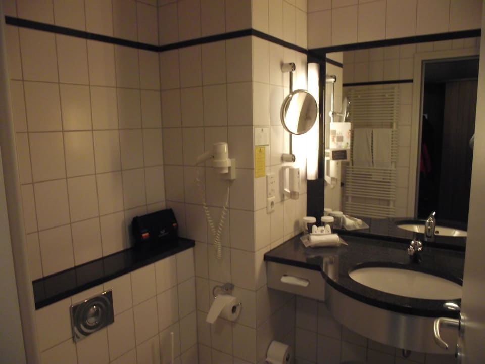 Sauberes Bad Leonardo Royal Hotel Düsseldorf Königsallee