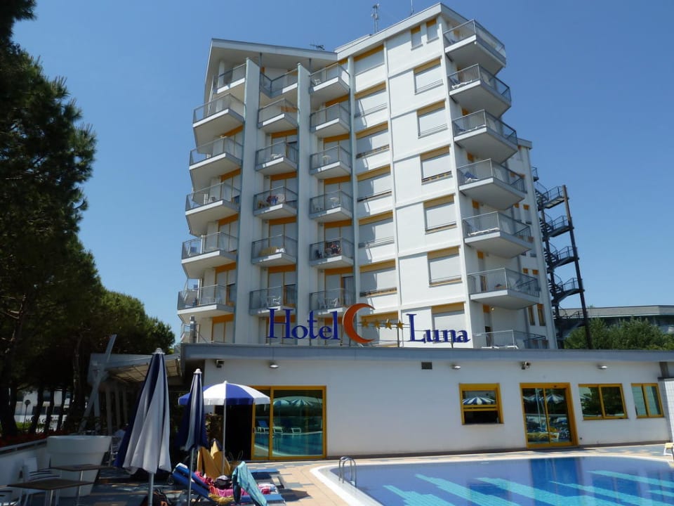 Hotel vom Pool aus gesehen Hotel Luna