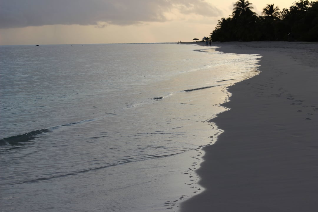 Strand vor dem sonnenuntergang Kuredu Island Resort & Spa