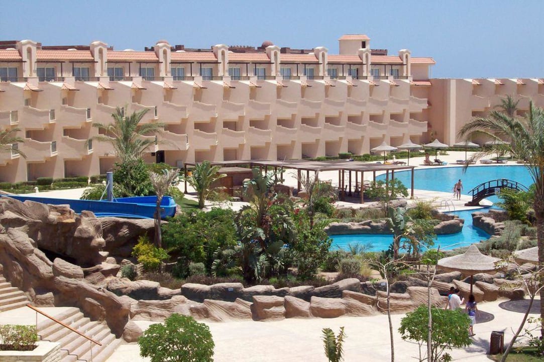 Pool und ein Teil des Hotels Pyramisa Beach Resort Sahl Hasheesh