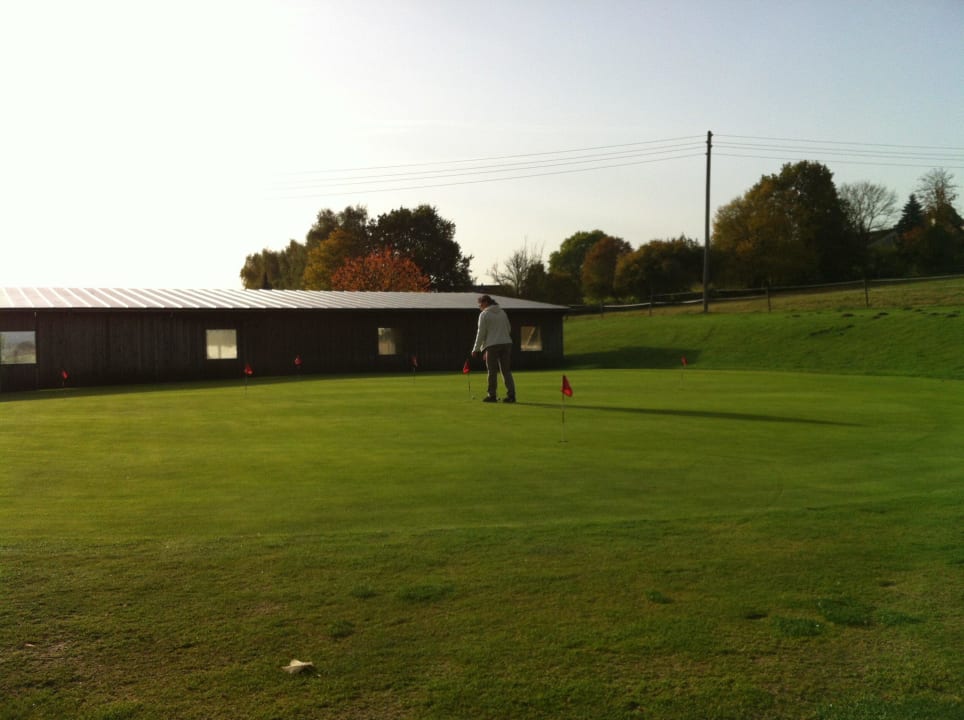 Puttinggtreen mit Drivingranch im Hintergrund DORMERO Hotel Bonn - Windhagen