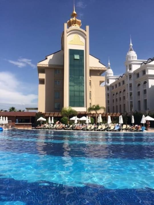 Ruhiger Pool mit Hotel im Hintergrund Well Palace Side