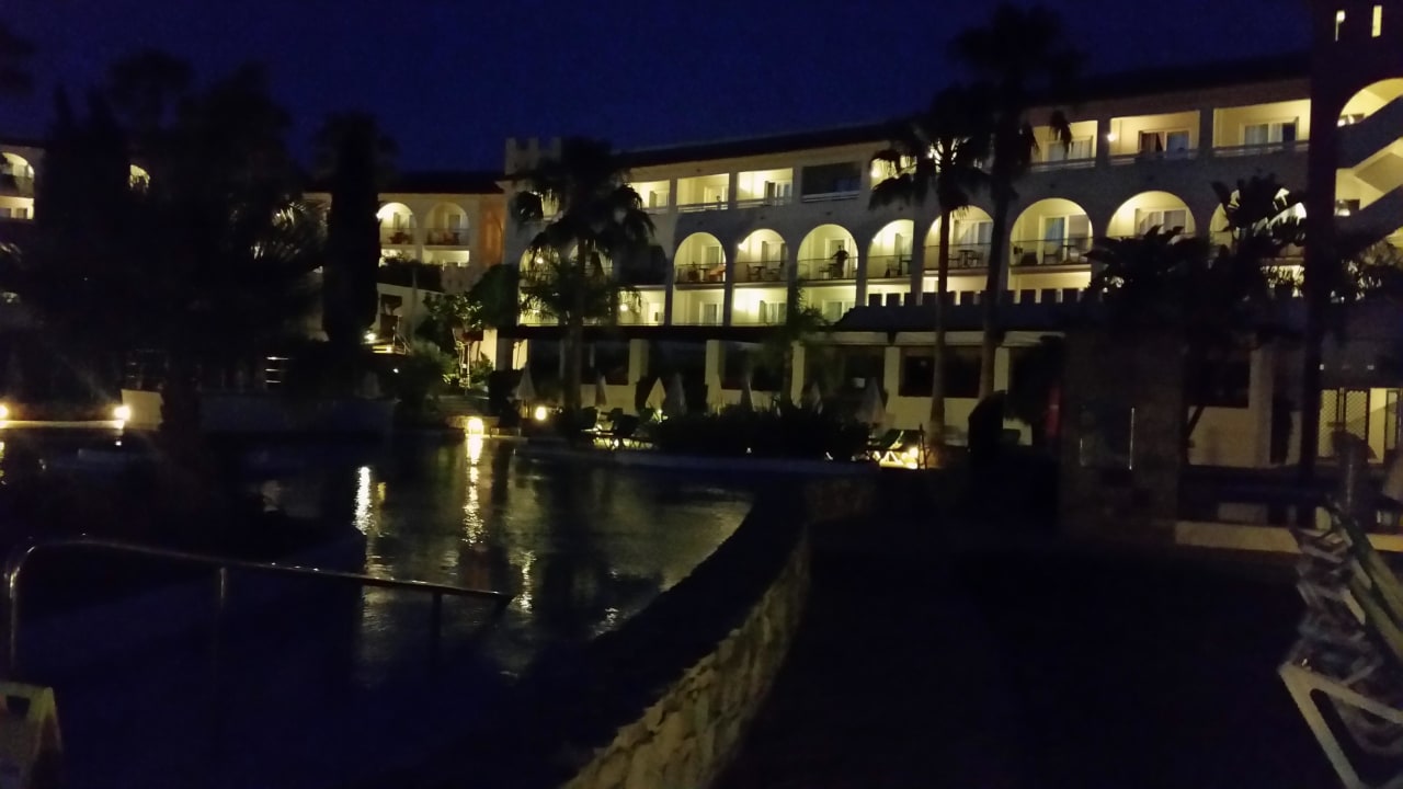 Hotel bei Nacht  Fuerte Conil-Resort
