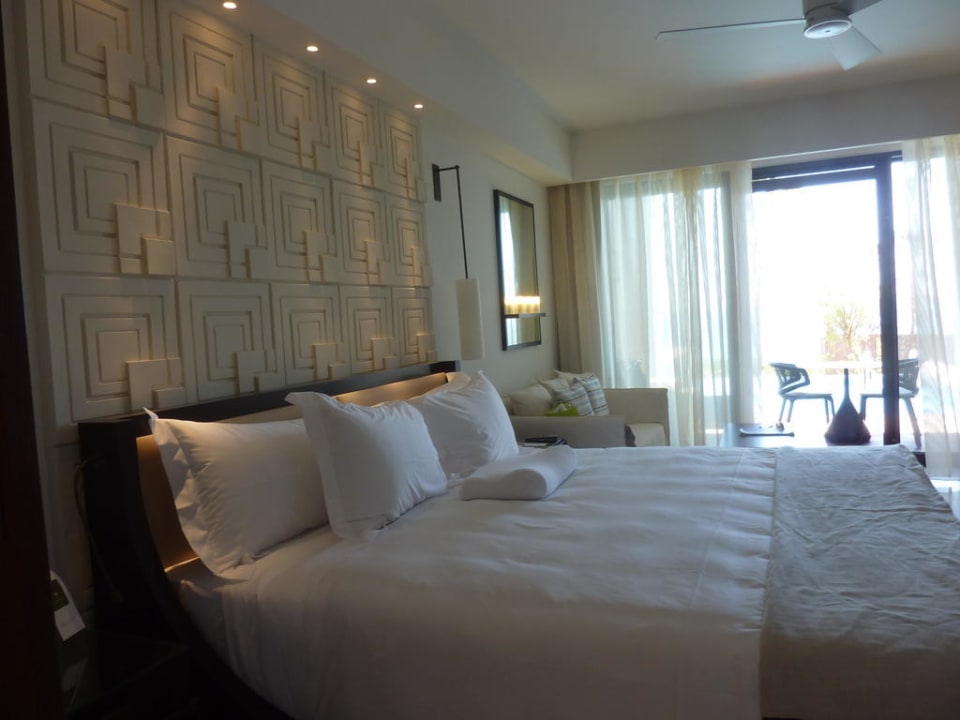 Das bequeme Bett The Romanos, a Luxury Collection Resort, Costa Navarino