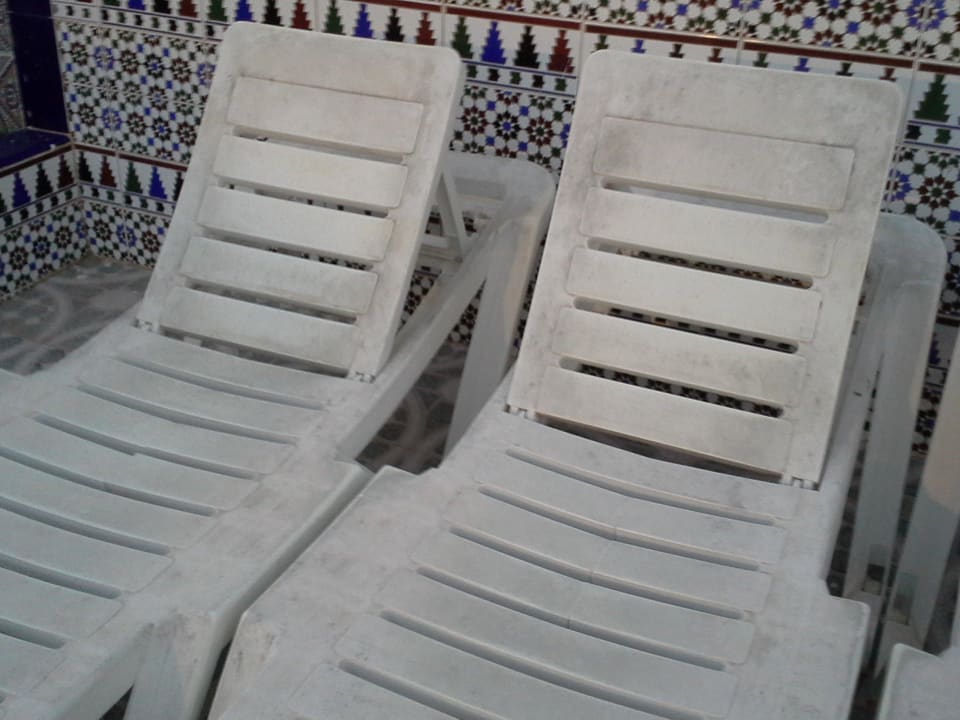 Verdreckte und defekte Liegen San Valentin & Terraflor Park