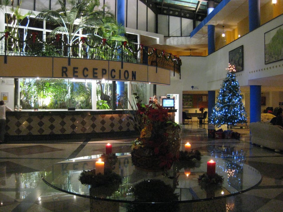 Weihnachtlich geschmückte Lobby Club Hotel Drago Park