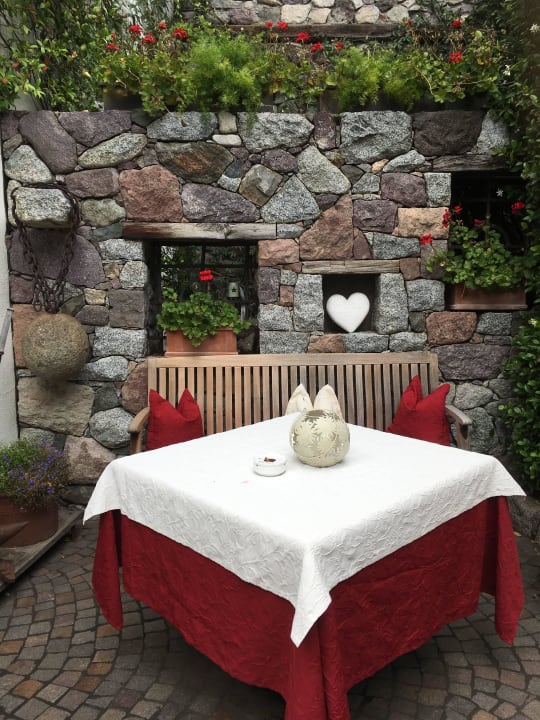 Sitzgelegenheit beim Check-In im Vorgarten Hotel Ansitz Plantiz