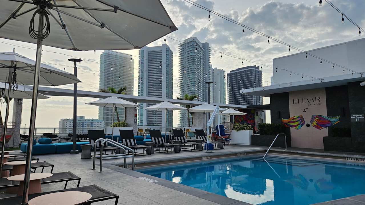 Pool Hampton Inn & Suites Miami Wynwood Design District