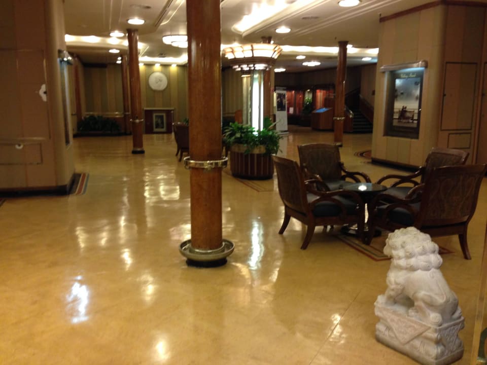 Innenbereich mit kleinen Läden The Queen Mary