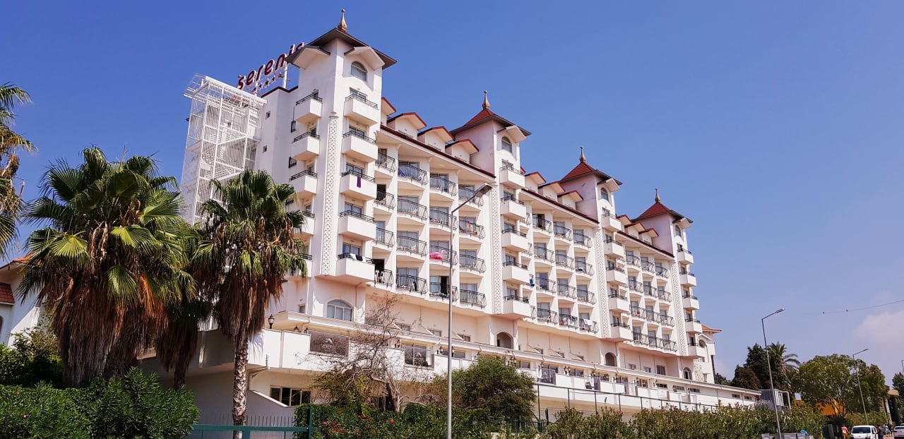Außenansicht Serenis Hotel
