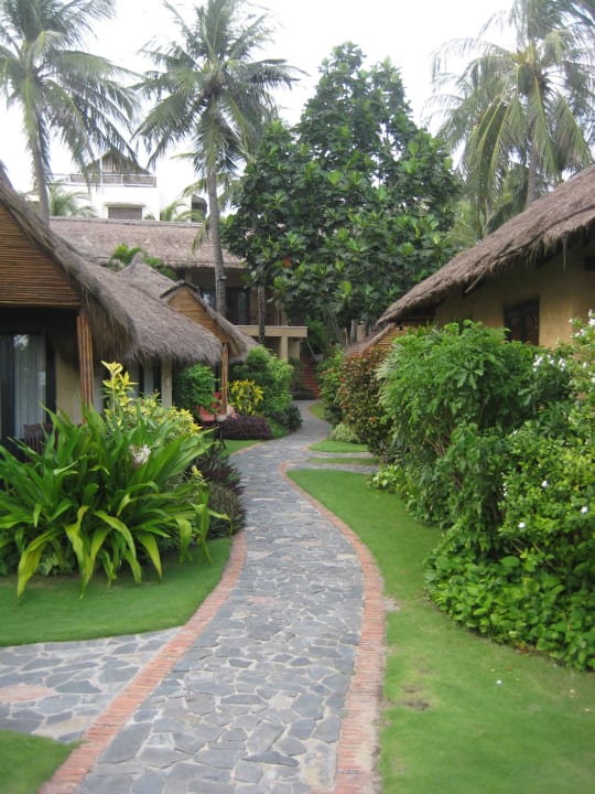 Weg durch die Anlage Bamboo Village Beach Resort & Spa