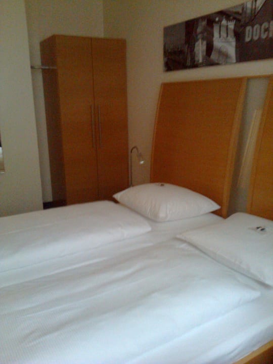Zimmer 105 Doppelbett mit Schrank Heikotel – Hotel Stadtpark Residenz