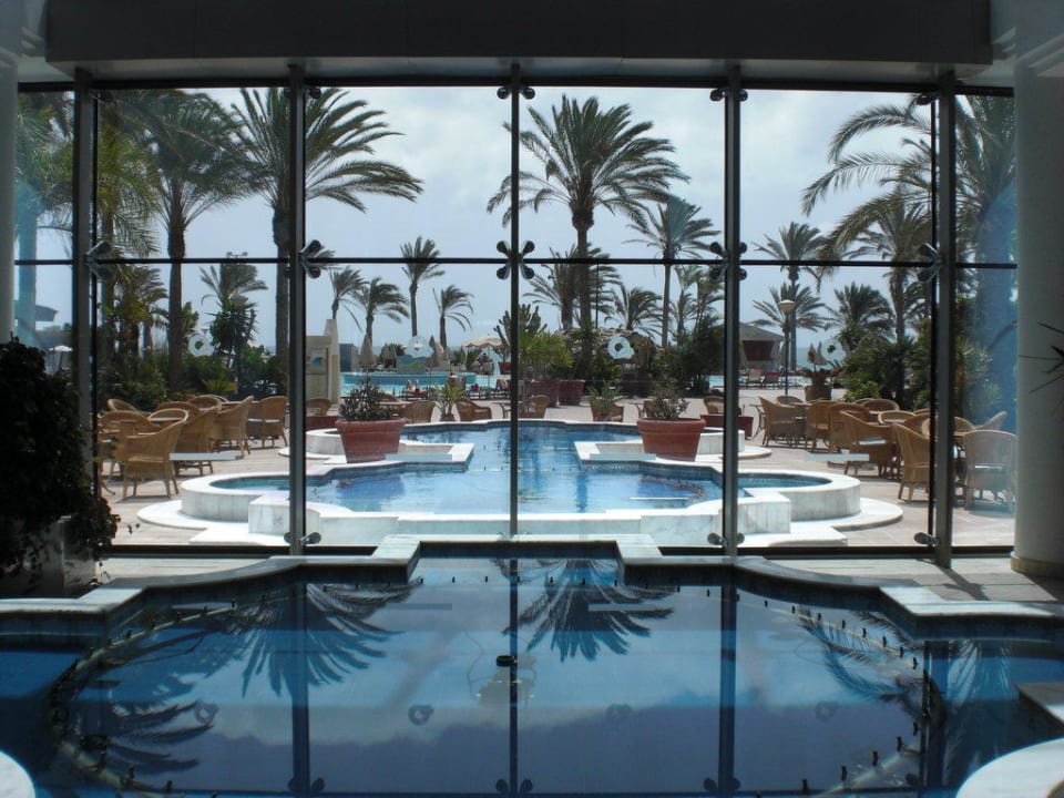 Weg nach draußen zum Pool SBH Hotel Costa Calma Palace