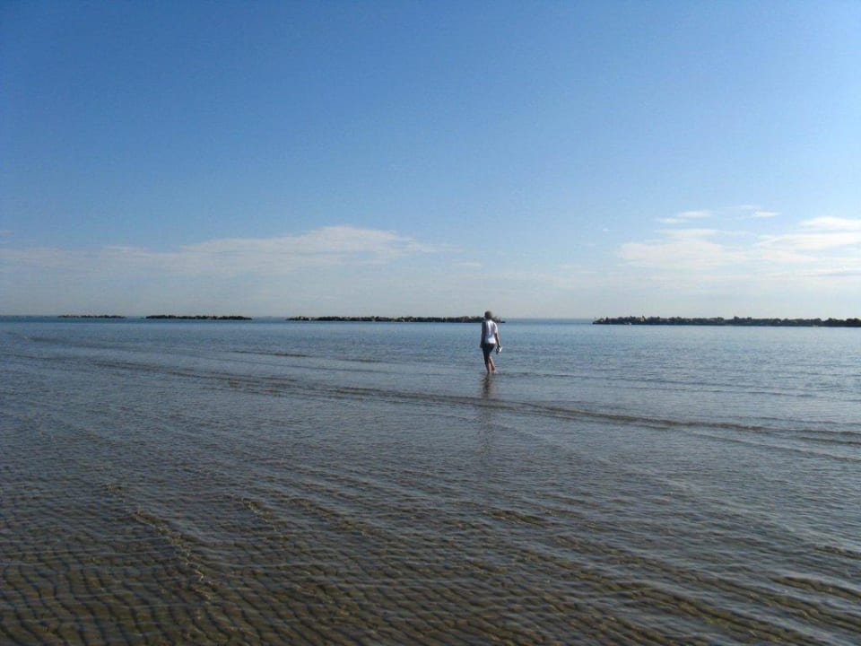 Wanderung am Sandstrand morgens Grand Hotel Azzurra