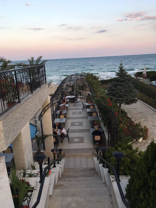 Der Weg zum Restaurant  Hotel Bilyana Beach