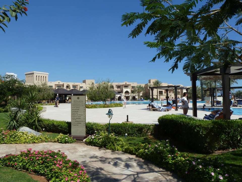Garten und Pool Miramar Al Aqah Beach Resort
