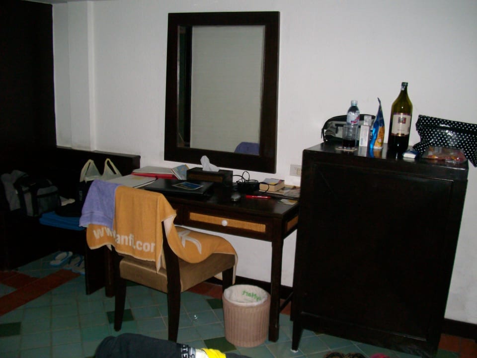 Leider kein Bürostuhl und keine Beleuchtung Hotel Patong Bay Garden