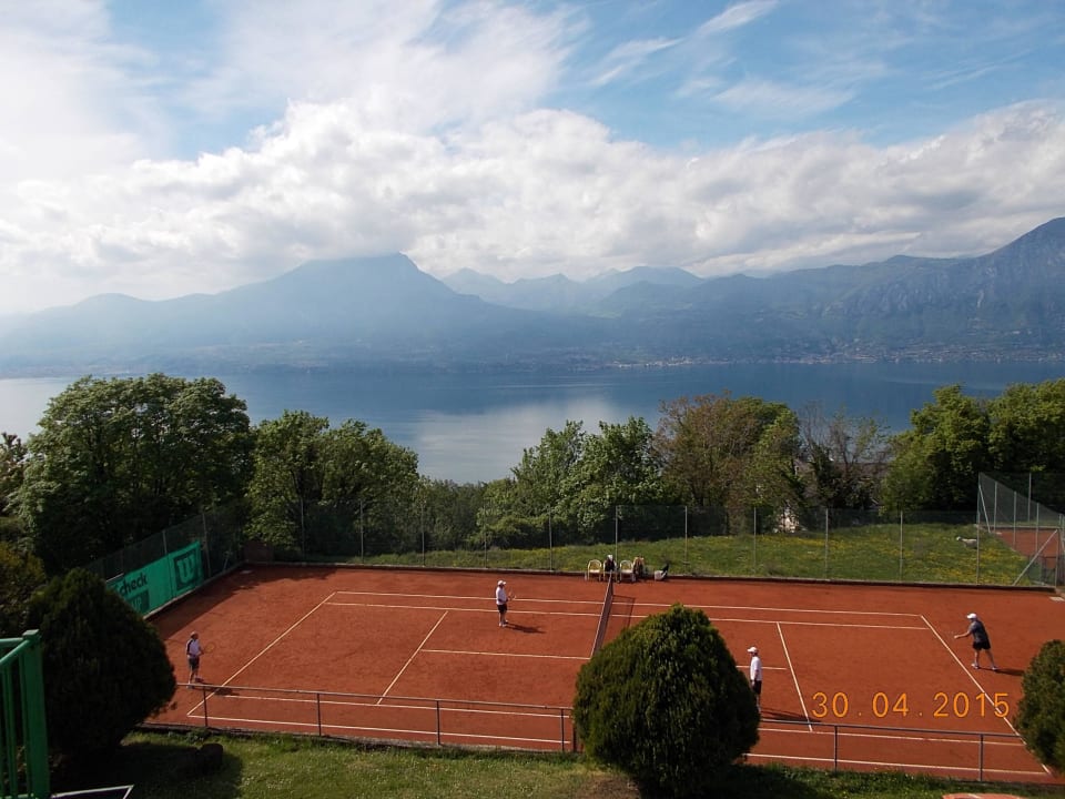Tennisplätze und Aussicht zum See Parc Hotel Jolanda