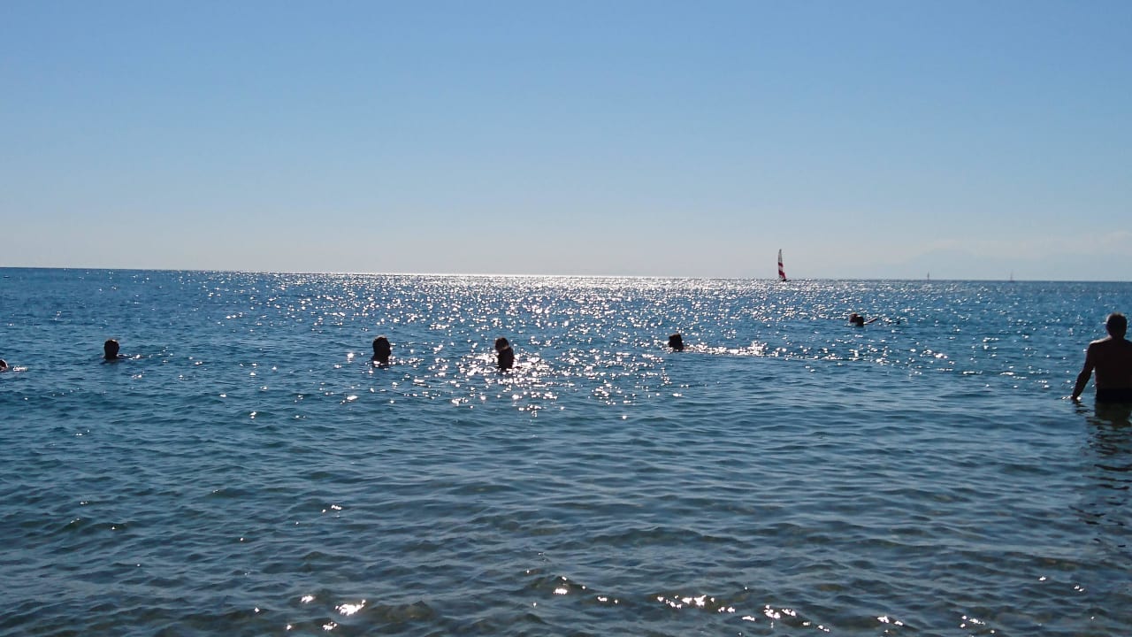 Ein riesengroßer und langer, breiter Strand am  Trendy Aspendos Beach Hotel