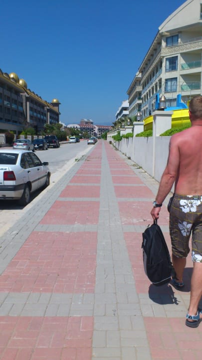 Weg vom Strand zum Hotel Hane Family Resort