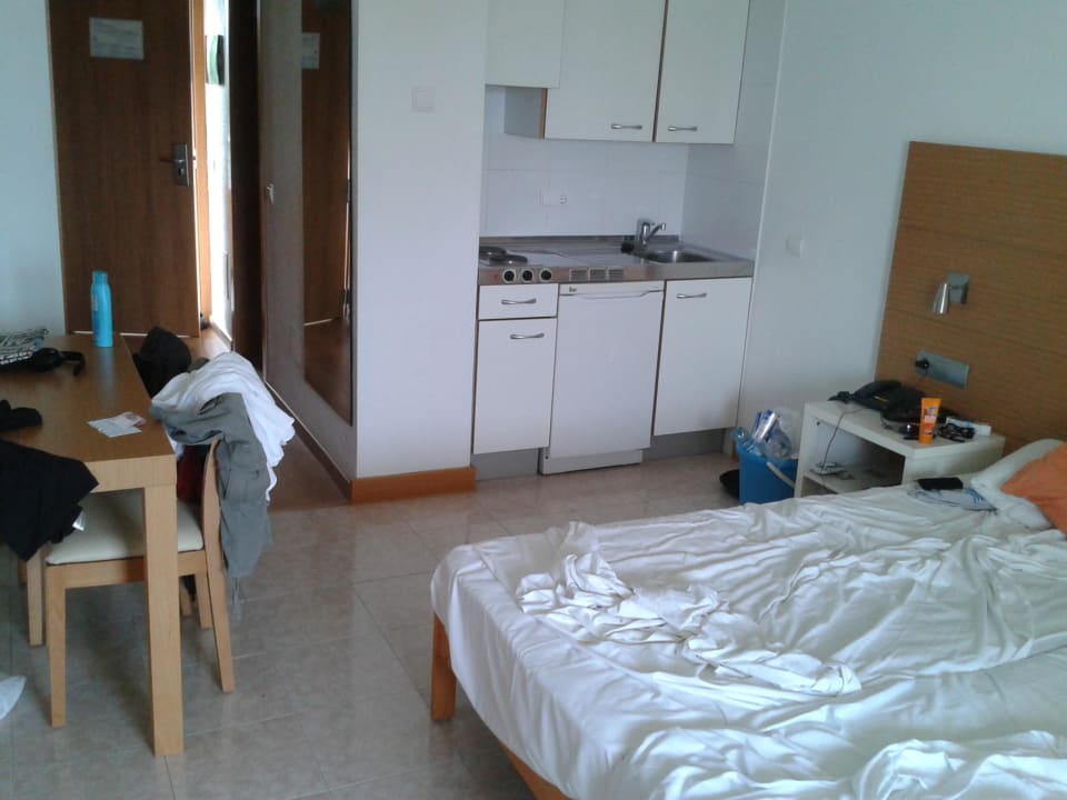 Zimmer Blickrichtung Tür allsun Hotel Pil-lari Playa