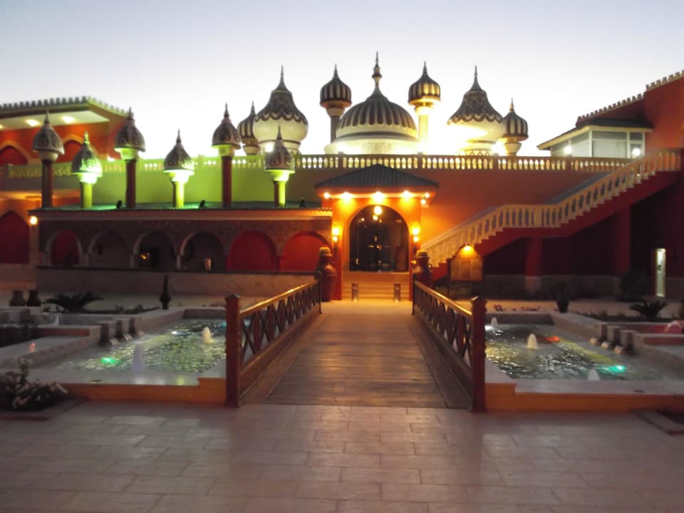 Arena und Weg zu den Restaurants Pickalbatros Alf Leila Wa Leila Resort - Neverland Hurghada