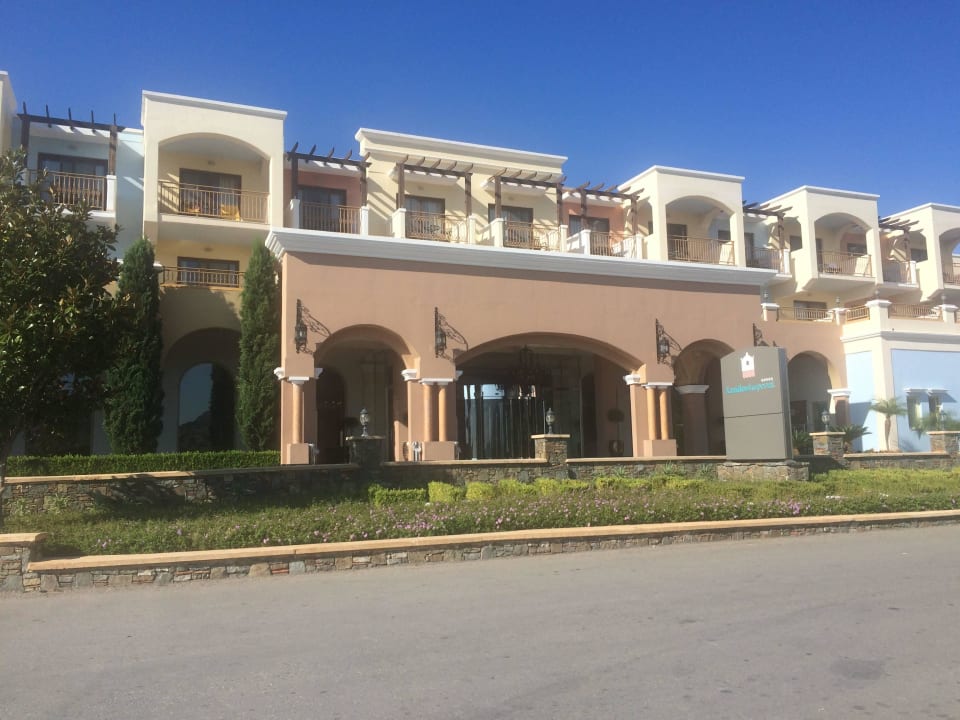 Pohled na hlavní budovu a vstup do hotelu Lindos Imperial Resort & Spa