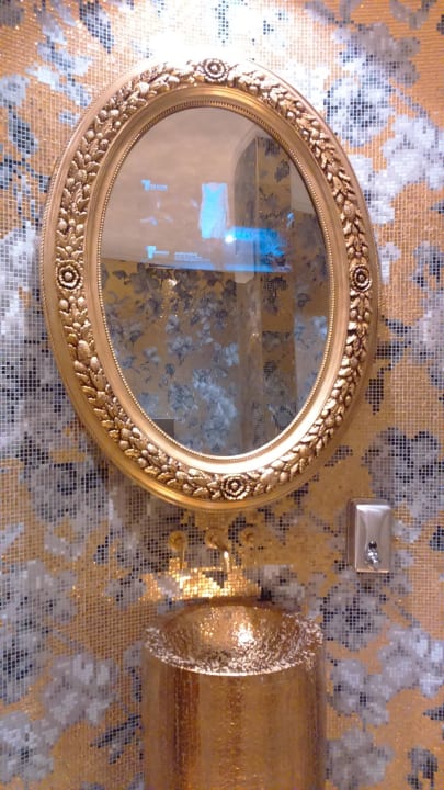 Встроенное тв в зеркало общественной туалета Azura Deluxe Resort & Spa Hotel