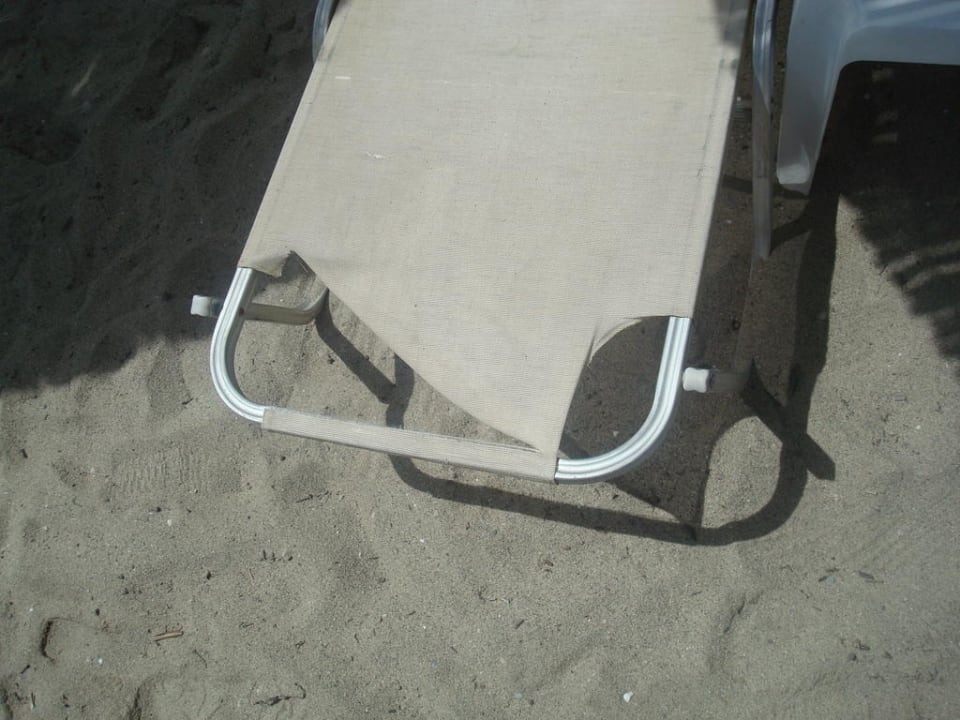 Lezaki na plazy w 5 gwiazdkowego hotelu Cronwell Platamon Resort