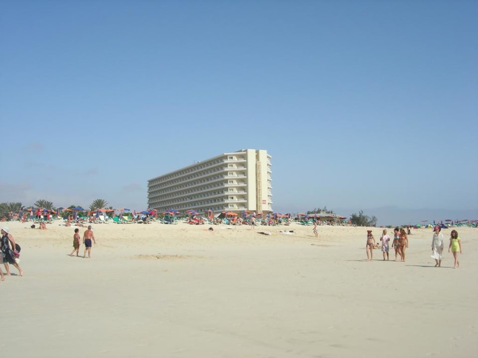 Blick vom Strand aufs Hotel Hotel Riu Oliva Beach Resort