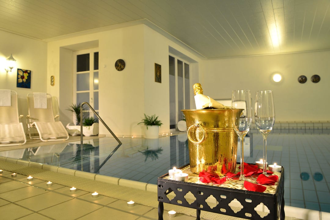 Romantischer Swimmingpool Romantica Hotel Blauer Hecht