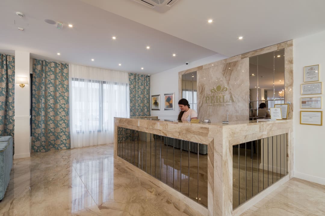 Lobby Hotel Perla Resort