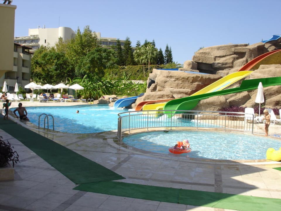 Kinderbecken (rechts) am schönen Aquapark Melas Holiday Village
