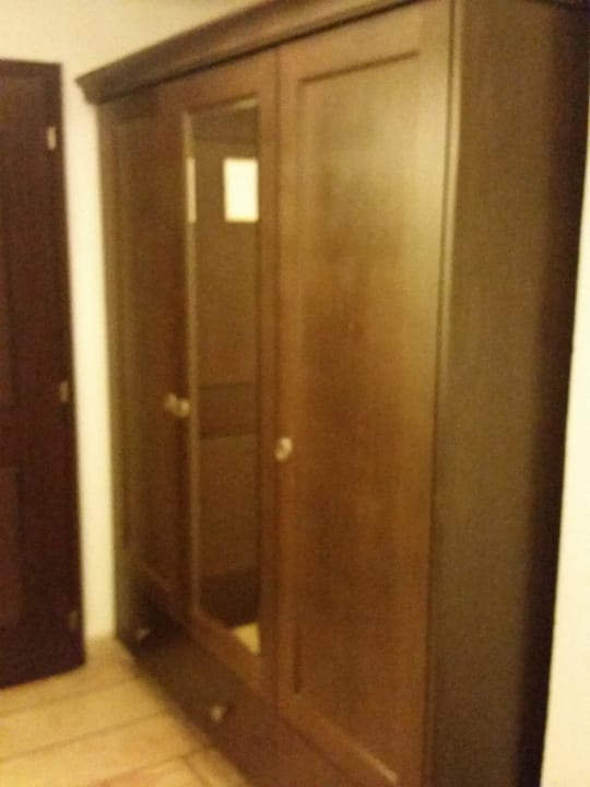 Schrank Hotel The American Colony