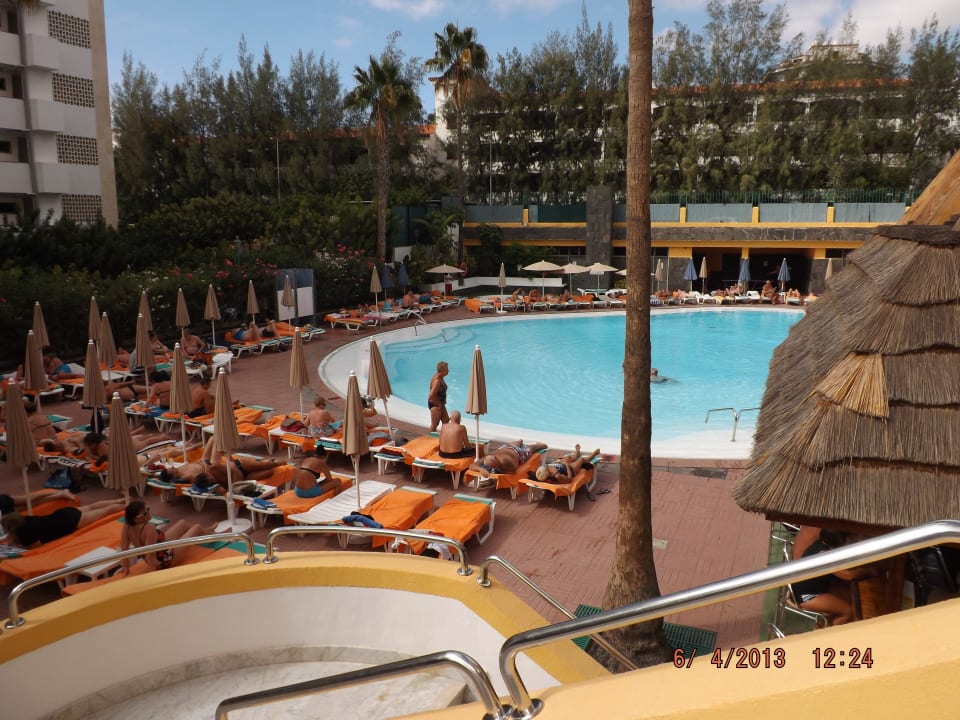 Rechte Seite der Poolanlage allsun Hotel Lucana