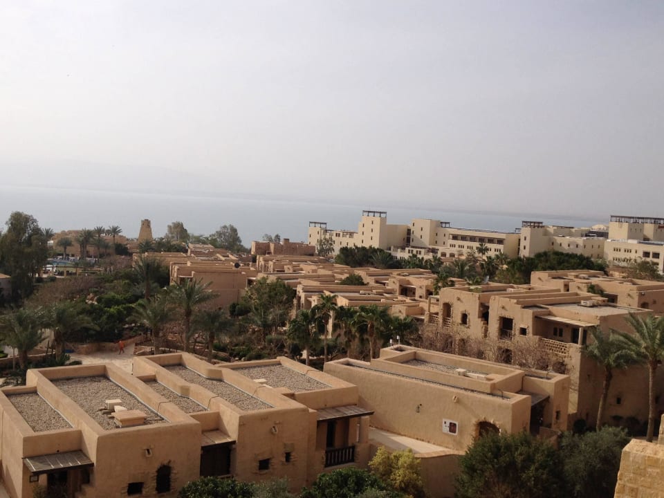 Вид с балкона на отель и море Mövenpick Resort & Spa Dead Sea