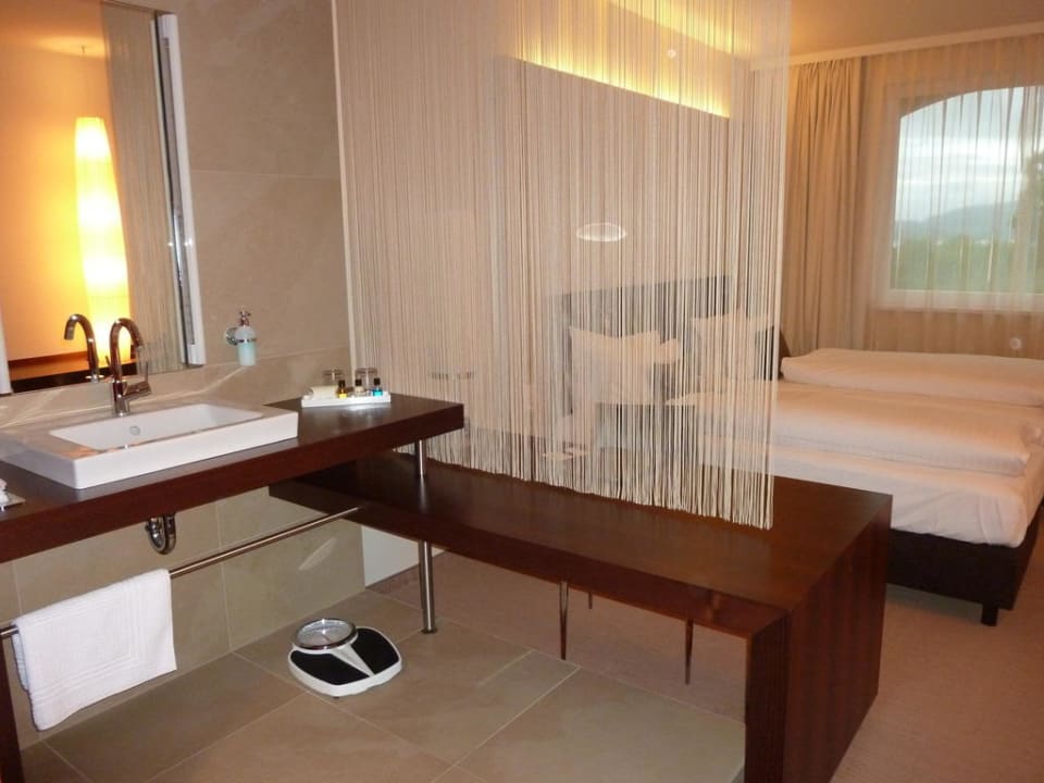 Zimmer von Bad aus Das Seepark Wörthersee Resort