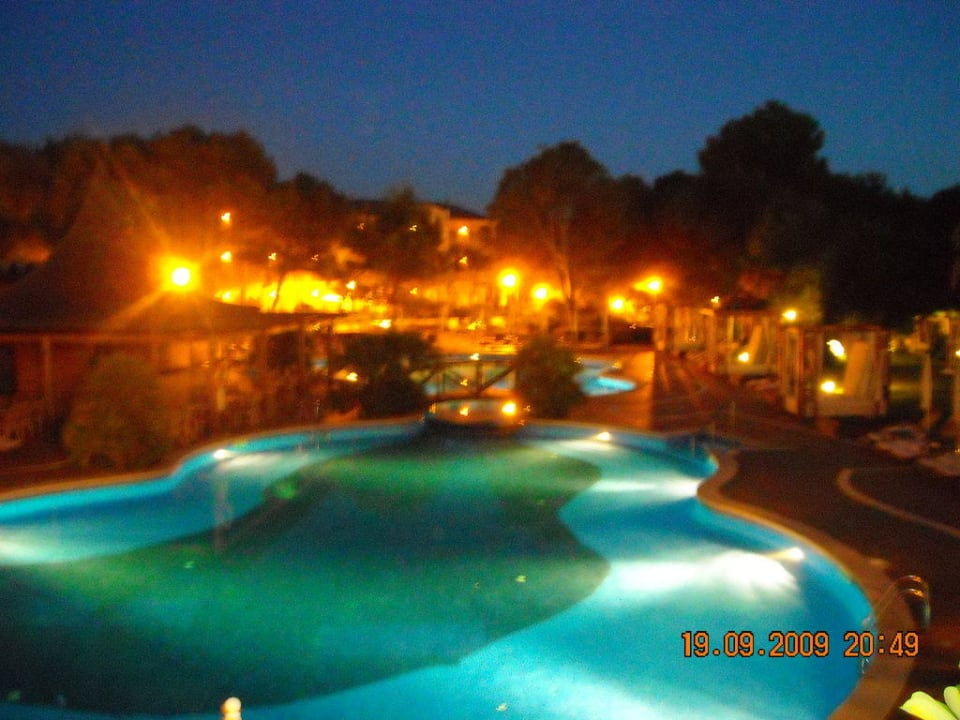 Poolanlage bei Nacht VIVA Cala Mesquida Suites & Spa 16+