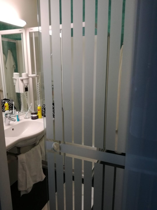 Die etwas unglückliche gewählte Glastüre Hotel Garni Colora