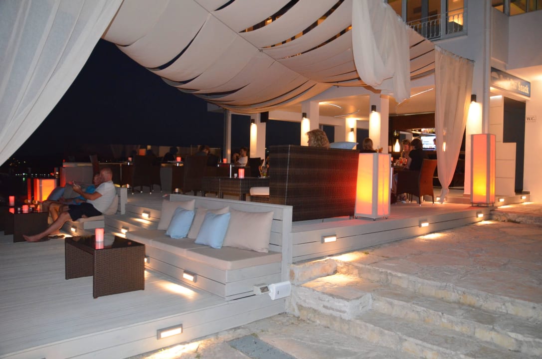 Die Poolbar am Abend Marilena Sea View Hotel - Adults only